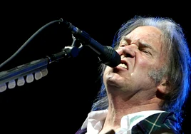 Neil Young recula y vuelve a Spotify tras dos años de boicot