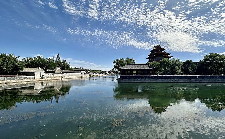 Imagen principal - Arriba, la Ciudad Prohibida. Abajo, a la izquierda, el ruce de las calles Chunxiu y Dongzhimen, en la parte moderna del distrito de Dongcheng. Al lado, los hutong (calles tradicionales) situadas en las inmediaciones de la Torre del Tambor y el lago Shihachai