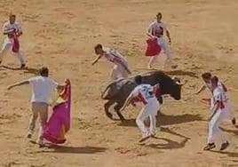 Terrorífica cogida del recortador Aarón Grande en la Feria de Fallas con un toro de Adolfo Martín