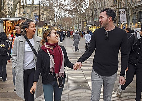 Imagen secundaria 1 - Arriba: Loewi Lin y Robert Rearden en el restaurante michelín Disfrutar. Izquierda: La familia Riley paseando por Las Ramblas. Derecha: La familia Riley dentro del establecimiento de Turrones Vicens