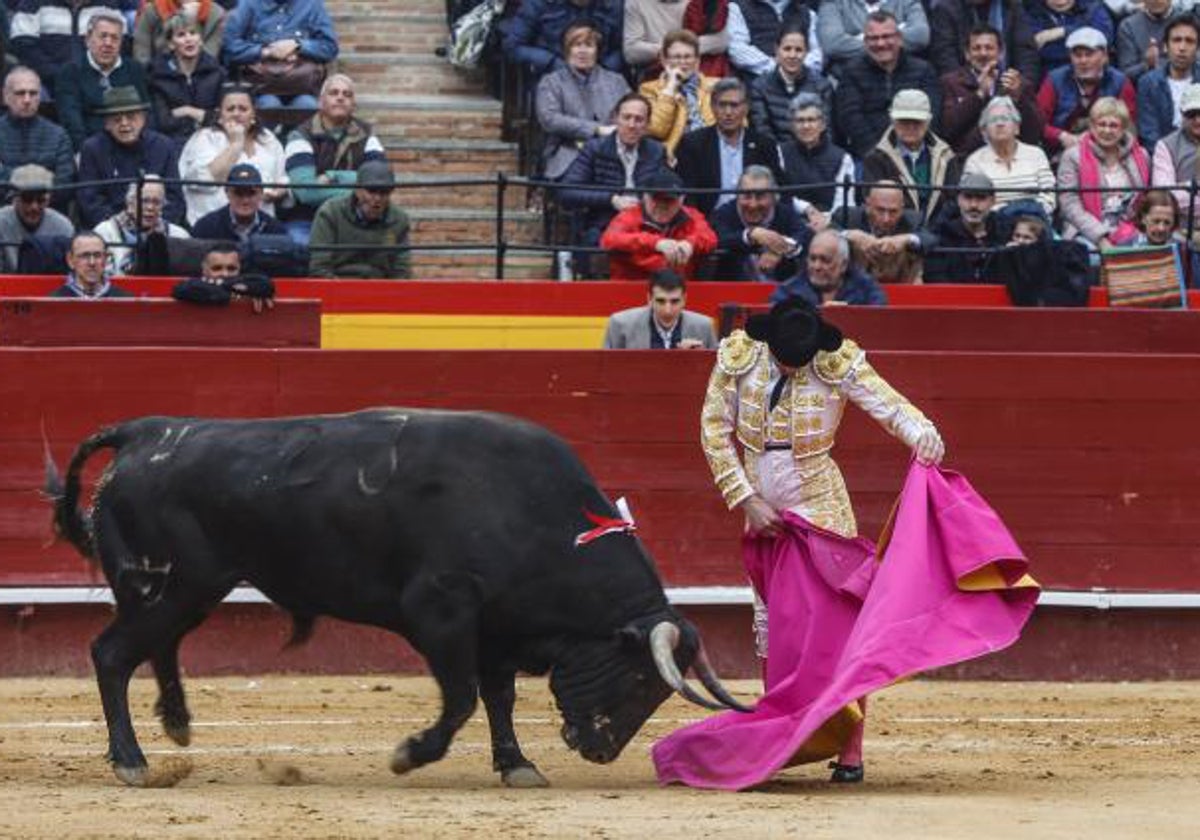 Juan Ortega mece el capote a la verónica en el saludo al segundo toro de Juan Pedro