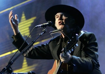 Neil Young vuelve a Spotify: qué dura es la vida del romántico