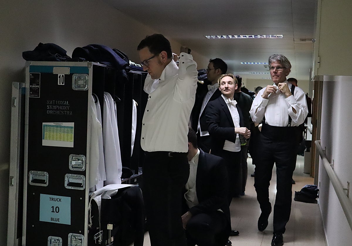 Los músicos se preparan antes de salir a tocar