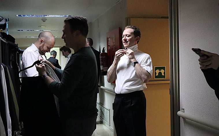 Imagen principal - Los pasillos del Auditorio Nacional de Madrid se han convertido en bastidores portátiles y allí se arreglan los músicos, mientras otros toman un descanso