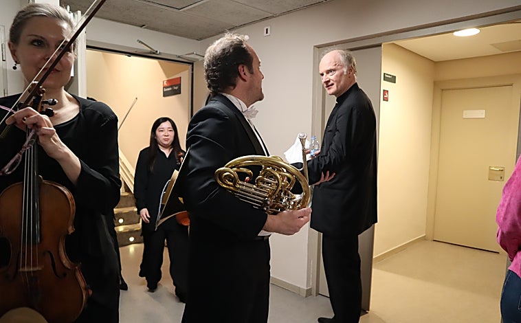 Imagen principal - Abel Pereira saluda al maestro Noseda, exhausto y satisfecho del concierto, y recoge su instrumento cuidadosamente para la siguiente parada de la gira