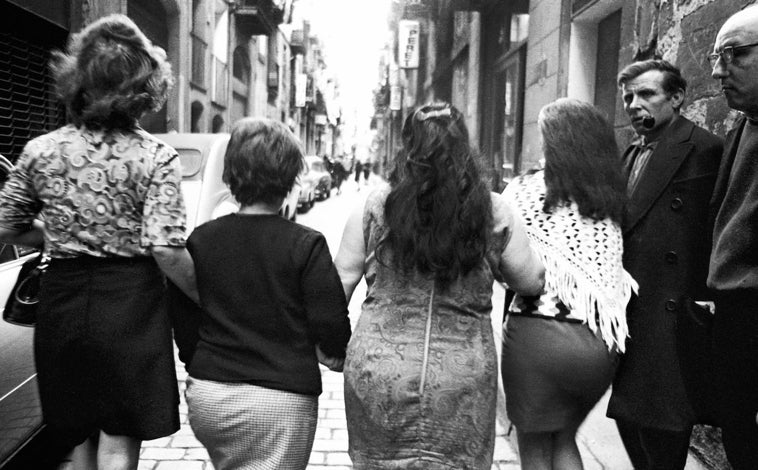 Imagen principal - 'De arriba abajo, 'Putas en el Barrio Chino'. Barcelona, 1969. De la serie 'Una profesión arriesgada'; 'Entrando al mar'. Sitges, 1966; y 'Sesión de estudio para Consol Tura'. Barcelona, 1976. De la serie 'El arte de ser cosa'