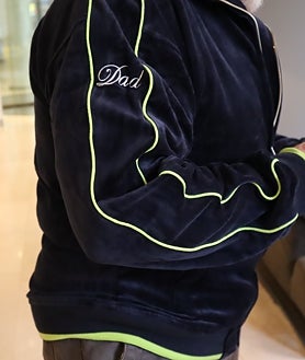 Imagen secundaria 2 - Los padres de Harrison Linsey, uno de los oboístas de la orquesta, viajaron desde Chicago para acompañar a su hijo en la gira europea de la NSO. Linsey tuvo el detalle de hacer un uniforme personalizado para sus padres durante la gira