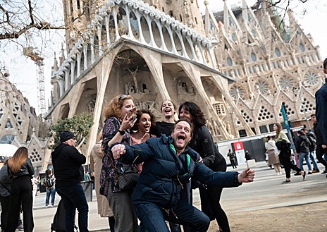 Imagen secundaria 1 - Arriba. Abel Pereira junto a sus emocionados padres en la Sagrada Familia. Izquierda: Marissa posa junto a su familia y miembros de la orquesta y Pereira interrumpe el momento espontáneamente. Derecha: Marissa sorprendida ante una carnicería 