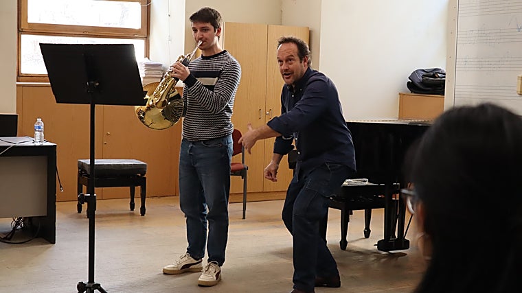 Abel Pereira con unos de los alumnos del Real Conservatorio Superior de Música de Madrid durante una masterclass que imparte en la gira