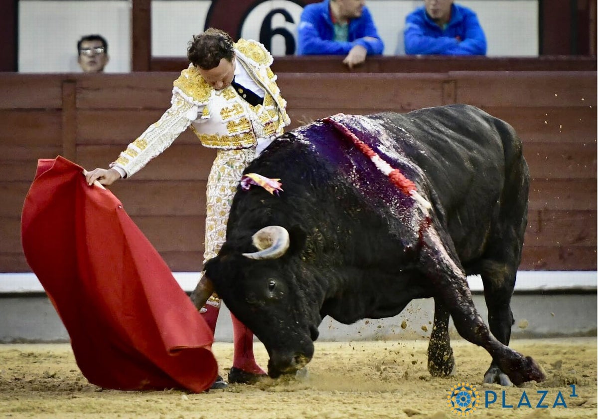 Antonio Ferrera, con el cuarto toro de Cuadri