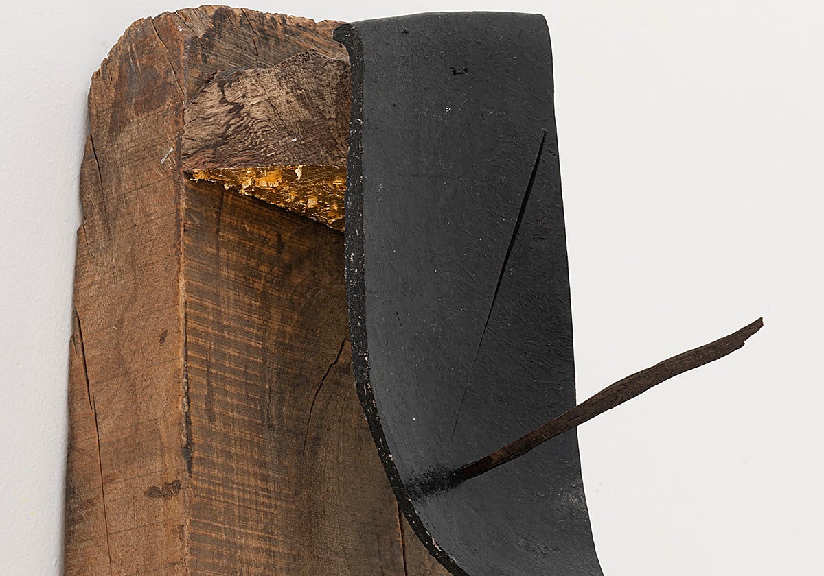 'Sin hueso (Philip Verheyen sin la diestra), obra de 2022. Nogal español, alcornoque, ébano, pan de oro, caucho y cera