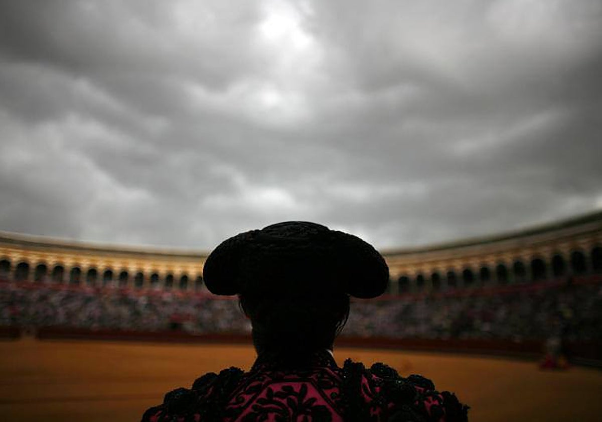 Tarde de Domingo de Resurrección (abril de 2011) en Sevilla con el cielo cárdeno y Morante en el cartel