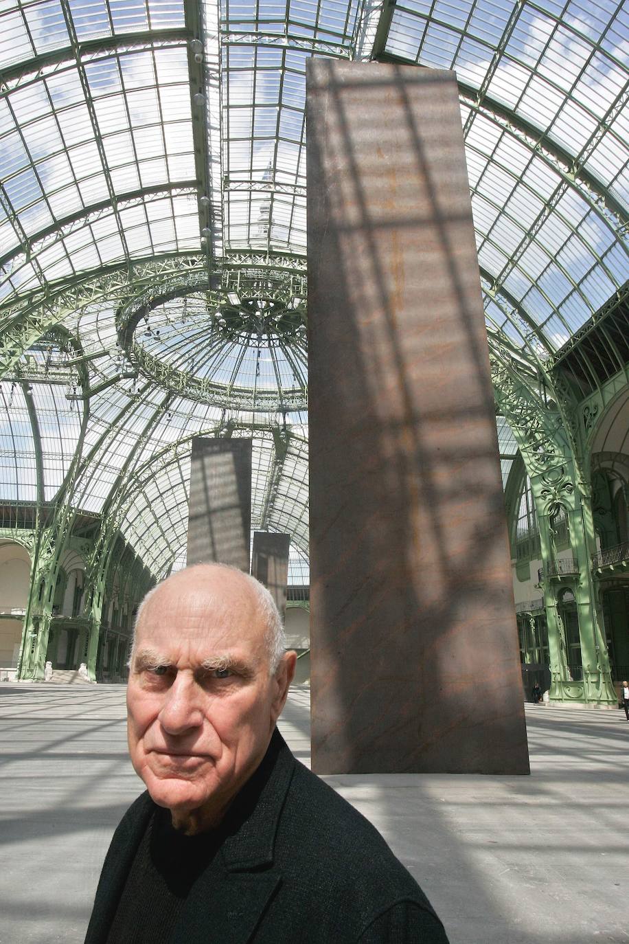 Richard Serra posa ante una de sus monumentales obras en 2008 en el Grand Palais de París