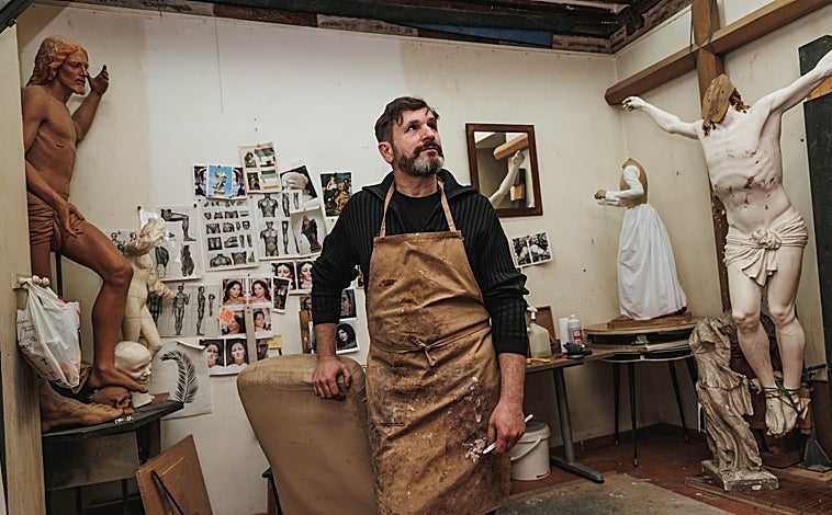 Imagen principal - Antonio José Martínez, en su taller de Madrid, límite con el Madrid