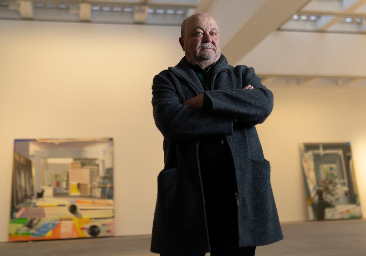 El pintor malagueño, durante el montaje de su muestra en Madrid