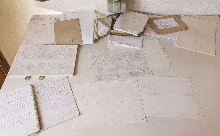 Imagen principal - El dibujante trabajó en su estudio de Barcelona hasta el final y dejó una veintena de páginas de las desventuras olìmpicas de Mortadelo y Filemón.