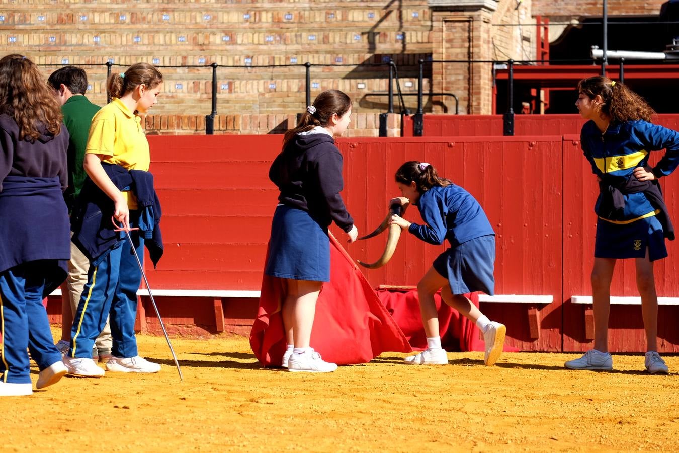 Los escolares, este jueves, disfrutando en el ruedo de la plaza de la Maestranza de Sevilla