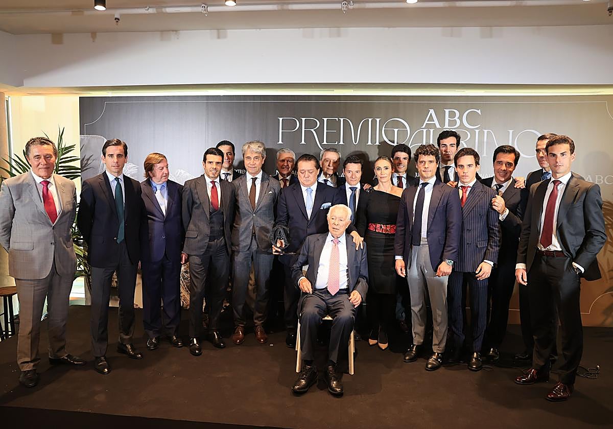 De izquierda a derecha, José Antonio Campuzano, Juan Ortega, Curro Vázquez, Emilio de Justo, Pedro Pérez 'Chicote', Roberto Domínguez, Juan Antonio Ruiz 'Espartaco', Vicente Ruiz 'El Soro', José Ortega Cano, Diego Urdiales, Cristina Sánchez, Pablo Aguado, Miguel Abellán, Tomás Rufo, Gonzalo Caballero, Javier Vázquez, José Ignacio Uceda Leal y Fernando Adrián, junto a Curro Romero