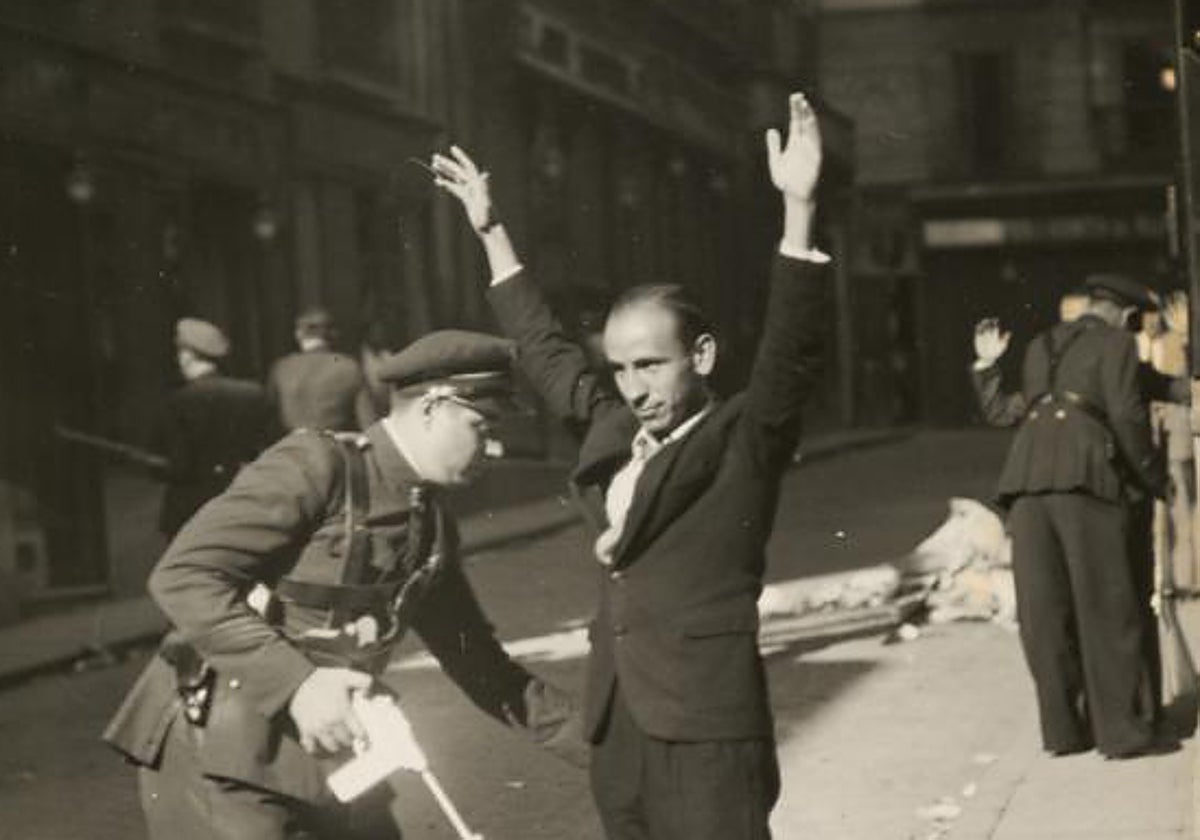 Registro de ciudadanos por las calles de Madrid en julio de 1936