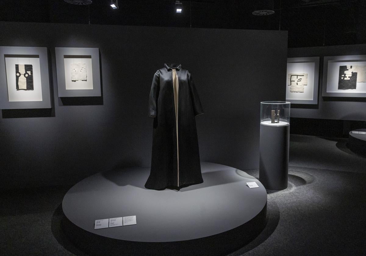 Abrigo amplio de noche en raso negro forrado en raso marfil (1966), de Cristóbal Balenciaga. 'Estudio Homenaje a Balenciaga. Hierro' (1990), 'Homenaje a Balenciaga en papel y cuerda' (1987) y 'Homenaje a Balenciaga en papel, tinta y cuerda' (1990), de Eduardo Chillida