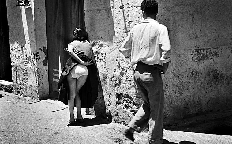 Imagen principal - De arriba abajo, 'Palma de Mallorca' (1959); 'Leo Zimmerman, París' (1949); y 'Sabrina. París' (1967)