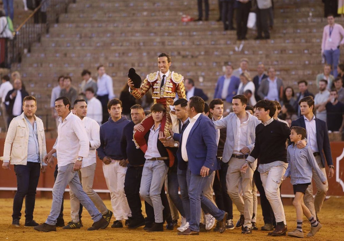 David de Miranda, a hombros por la Maestranza tras cortar dos orejas