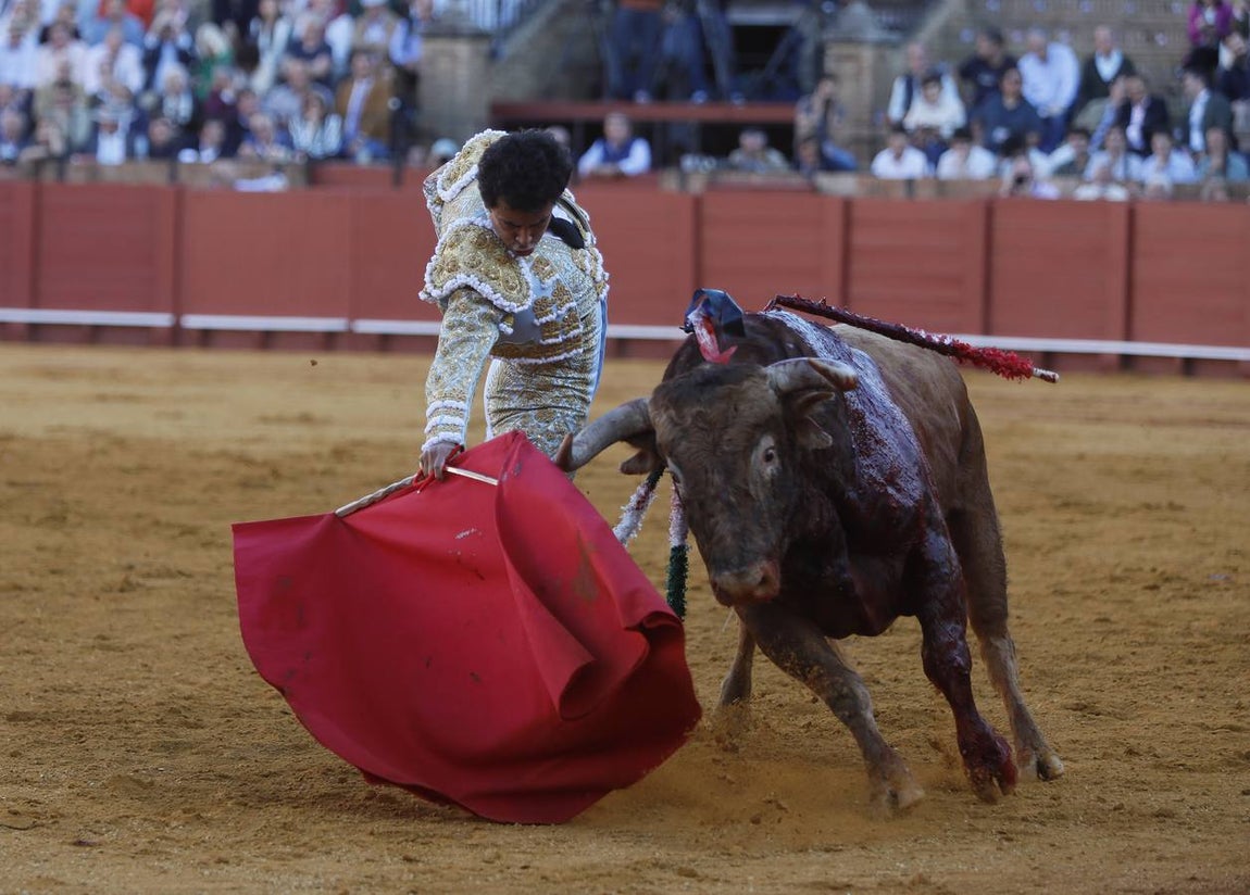 Leo Valadez se escapó de la cornada hasta en dos percances
