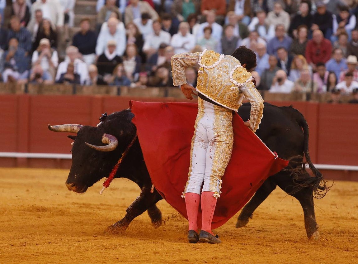 Leo Valadez se escapó de la cornada hasta en dos percances