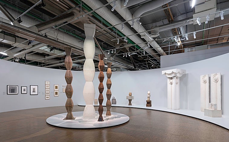 Imagen principal - Arriba, una sala de la exposición con algunas de sus 'Columnas infinitas'. Sobre estas líneas, a la izquierda, 'Autorretrato con su perra Polaire en su taller' (hacia 1921, Centro Pompidou, París); a la derecha, 'Danaïde' (1913, Centro Pompidou, París)