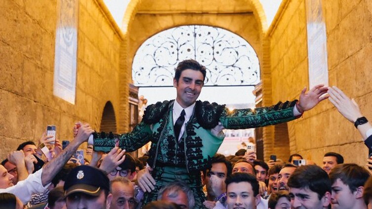 Miguel Ángel Perera come despacio para devorar la Puerta del Príncipe de Sevilla