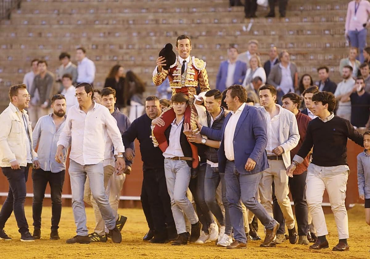 David de Miranda es cogido en hombros para dar una vuelta al ruedo por su faena