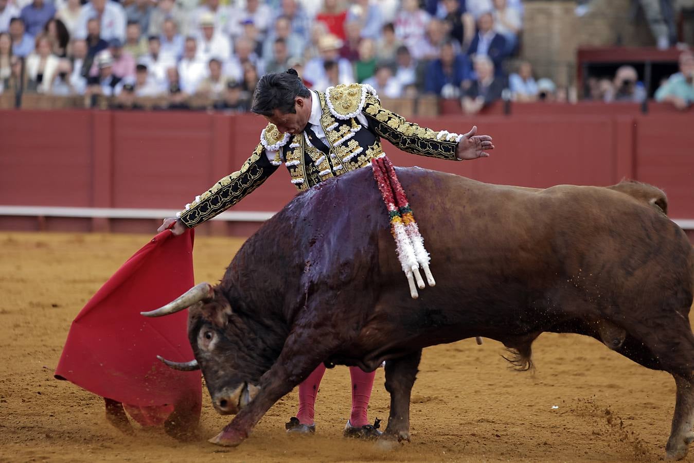 Un momento de la faena este viernes de Diego Urdiales en la Maestranza