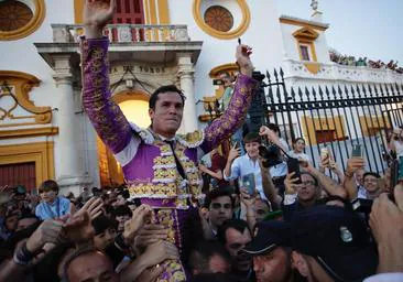 Daniel Luque abre la Puerta del Príncipe en una gran tarde de toros en Sevilla, en la que Urdiales y Talavante cortan oreja