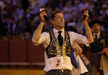 Toros en Sevilla: la Maestranza se rinde ante la épica de Manuel Escribano