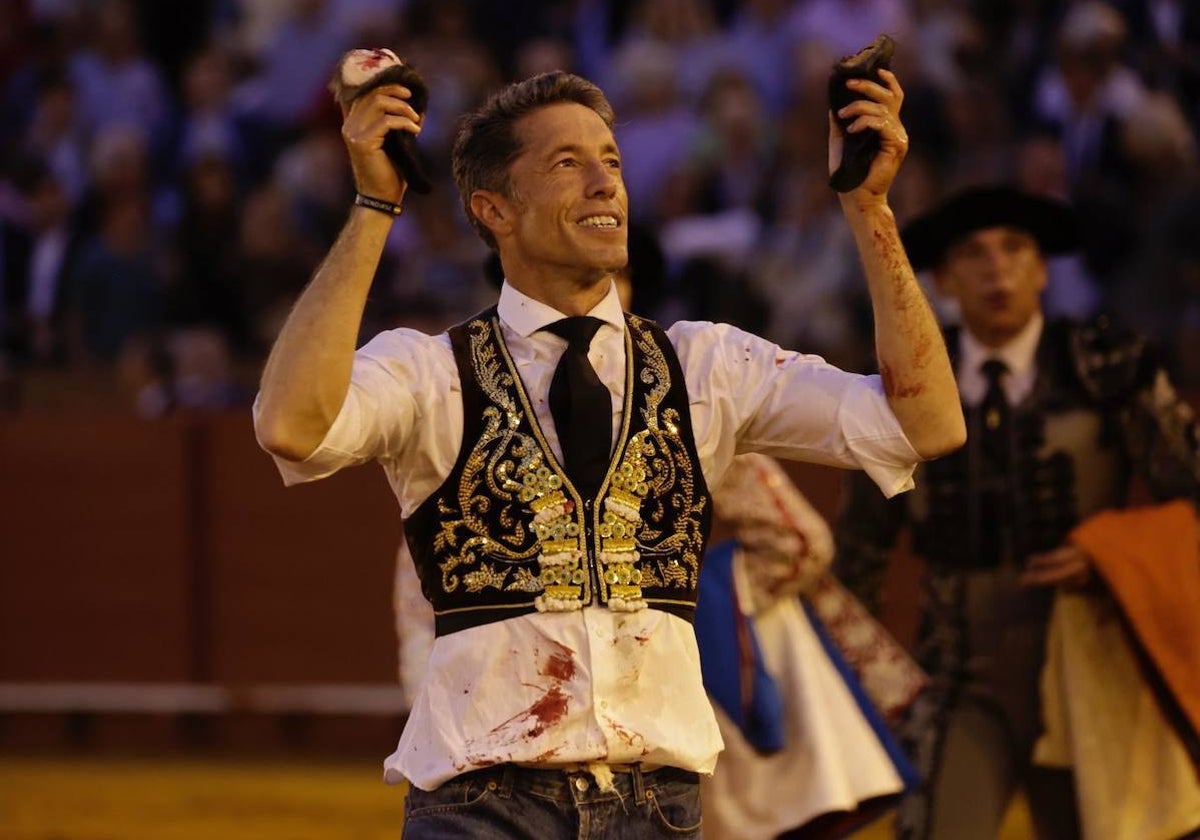 Manuel Escribano, paseando las dos orejas del toro Fisgador de Victorino Martín