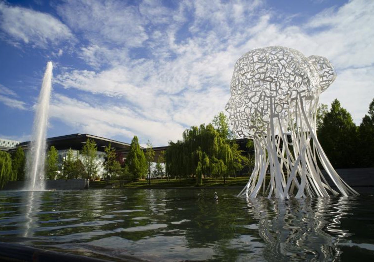 'Iris', de Jaume Plensa, en el lago de Distrito Telefónica