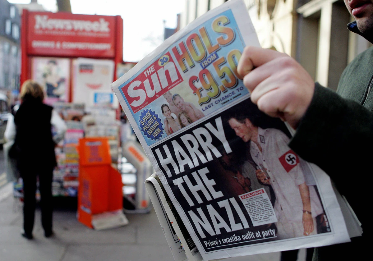 Un hombre lee 'The Sun' en 2005 con el príncipe Harry en portada