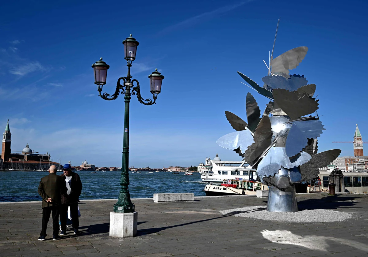 Fuera de la sección oficial, grandes esculturas de Manolo Valdés ocupan los espacios públicos de Venecia