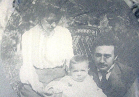 Albert Einstein junto a su primera esposa, la física serbia Mileva Maric (1875-1948) y su hijo, Hans Albert