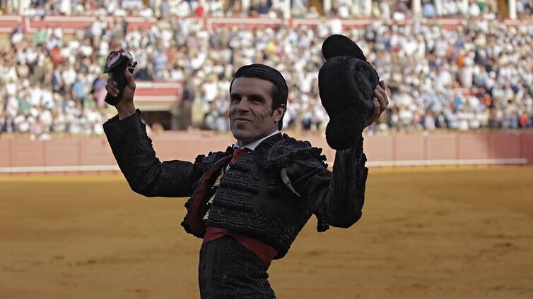 Las imágenes de la corrida de "El Cid", Luque y Emilio de Justo en Sevilla 2024