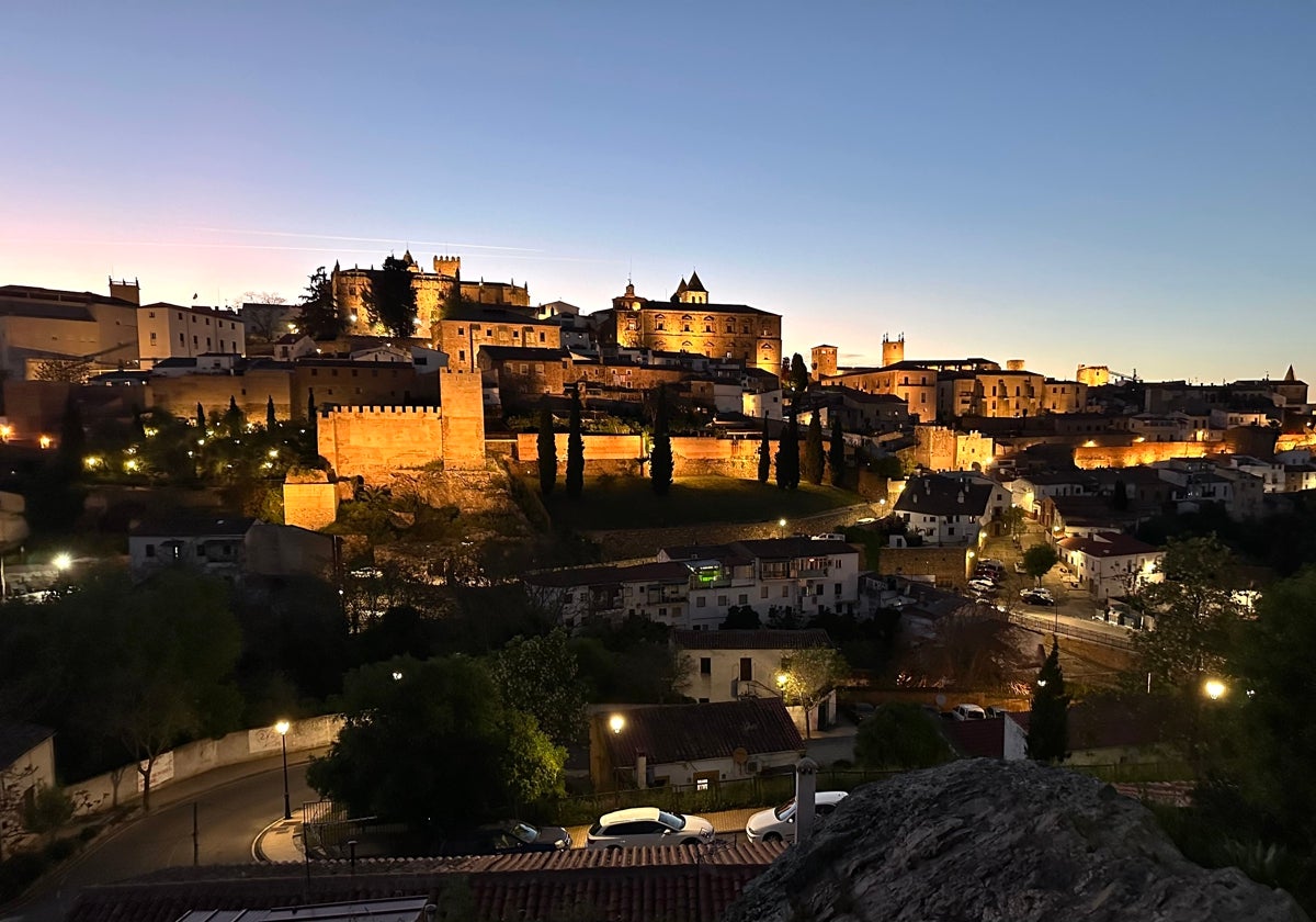 El lado oriental de la muralla de Cáceres al anochecer