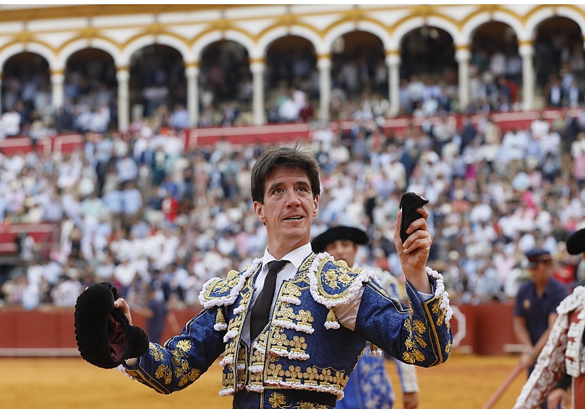 Esaú Fernández con la oreja que cortó a su primer toro