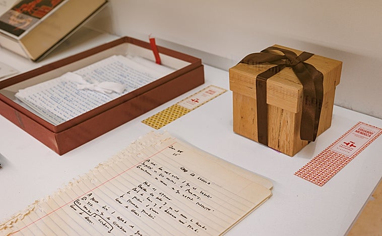 Imagen principal - Caja secreta dejada por Eduardo Mendoza, máquina de escribir de Nicanor Parra y legado secreto de Caballero Bonald