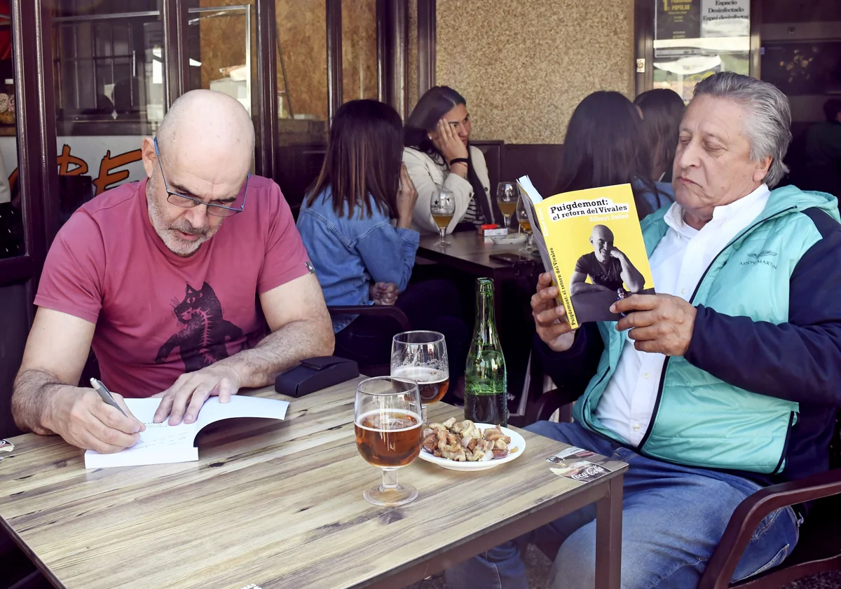 Albert Soler firma ejemplares de 'Puigdemont: el regreso del Vivales' en el bar Cuéllar