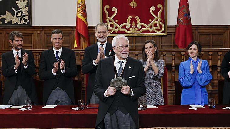 Díez, en el centro, aplaudido por los Reyes, Don Felipe y Doña Letizia; del presidente del Gobierno, Pedro Sánchez; el ministro de Cultura, Ernest Urtasun; y de la presidenta de la Comunidad de Madrid, Isabel Díaz Ayuso