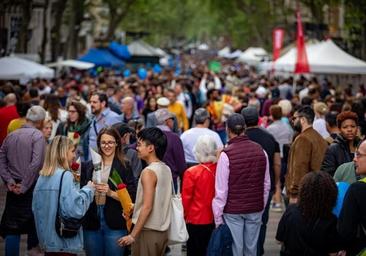 Barcelona acoge como cada año en la festividad de Sant Jordi a centenares de escritores que dedican sus libros en los puestos de venta de la ciudad