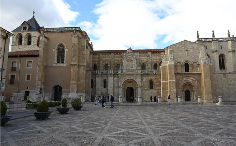 Imagen principal - Arriba, fachada de la Real Colegiata de San Isidoro de León. Sobre estas líneas, a la izquierda, adarve de la muralla, de origen romano; a la derecha, 'quarto' prioral y escalera renacentista. Ambos espacios no eran antes visitables