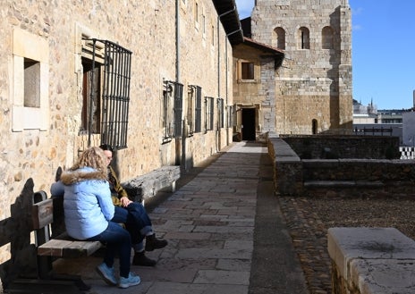 Imagen secundaria 1 - Arriba, fachada de la Real Colegiata de San Isidoro de León. Sobre estas líneas, a la izquierda, adarve de la muralla, de origen romano; a la derecha, 'quarto' prioral y escalera renacentista. Ambos espacios no eran antes visitables