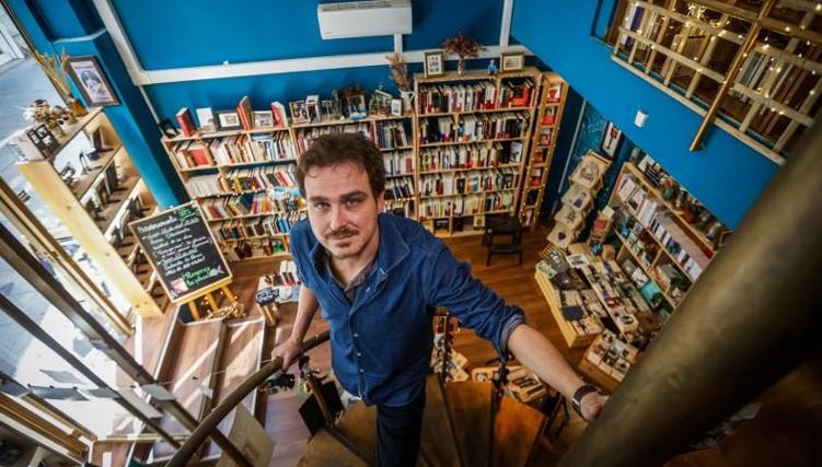 Daniel Aguilar, fundador y dueño de la librería 'El tiempo perdido', en Granada