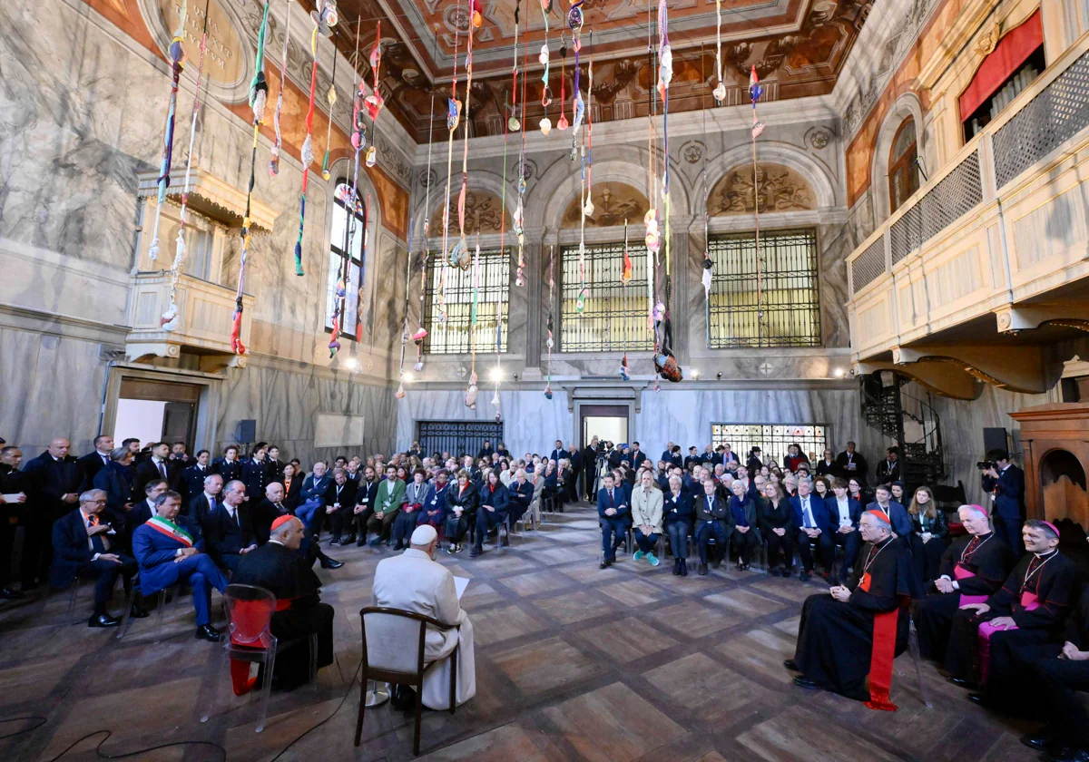 El Papa, durante su visita a la Bienal veneciana, con las esculturas colgantes de Sonia Gomes en el Pabellón del Vaticano